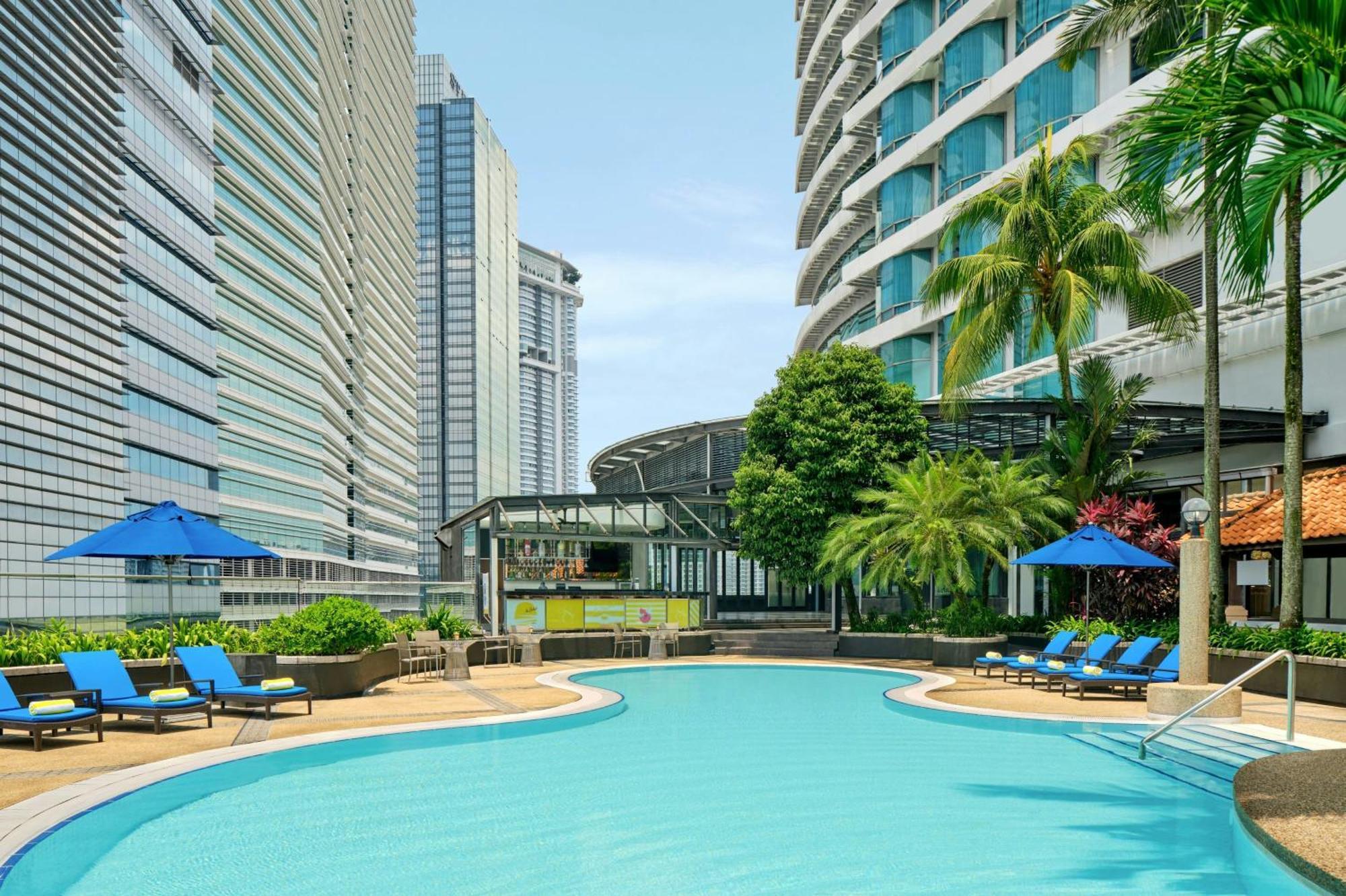 Le Meridien Kuala Lumpur Exterior photo The pool at the hotel