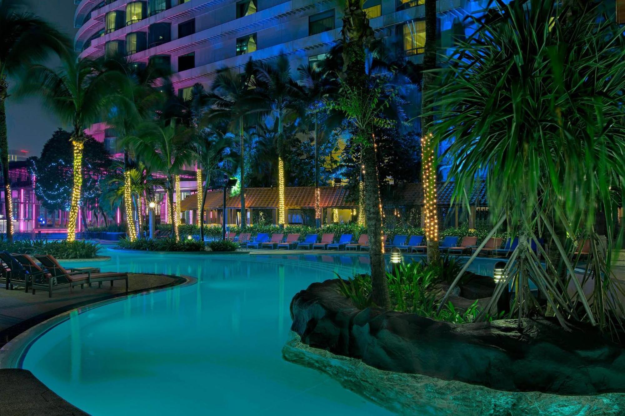 Le Meridien Kuala Lumpur Exterior photo The pool at the Royal Paragon Hotel