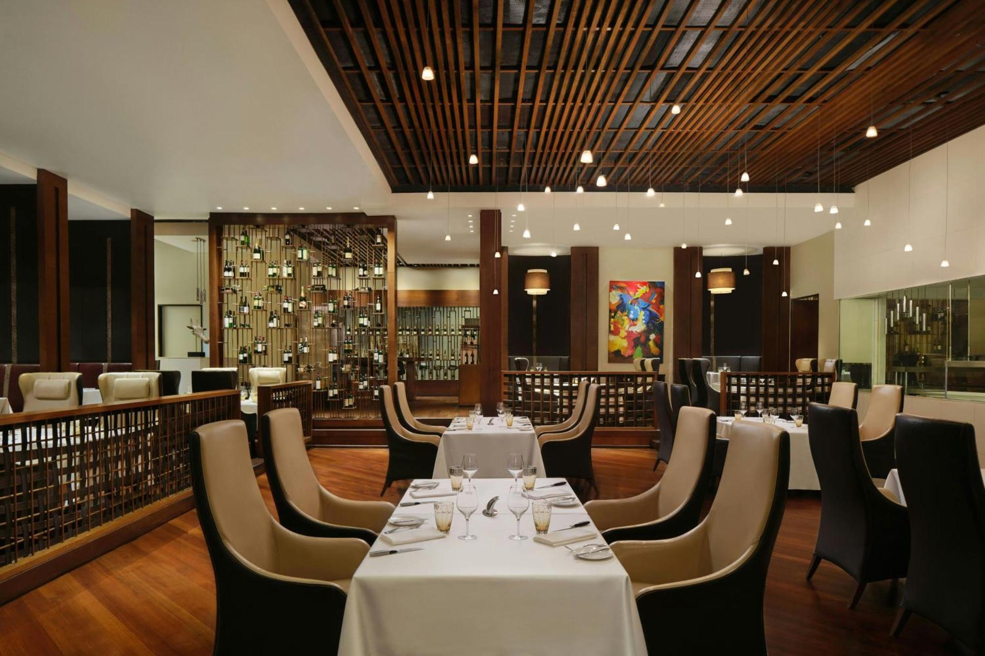 Le Meridien Kuala Lumpur Exterior photo The restaurant