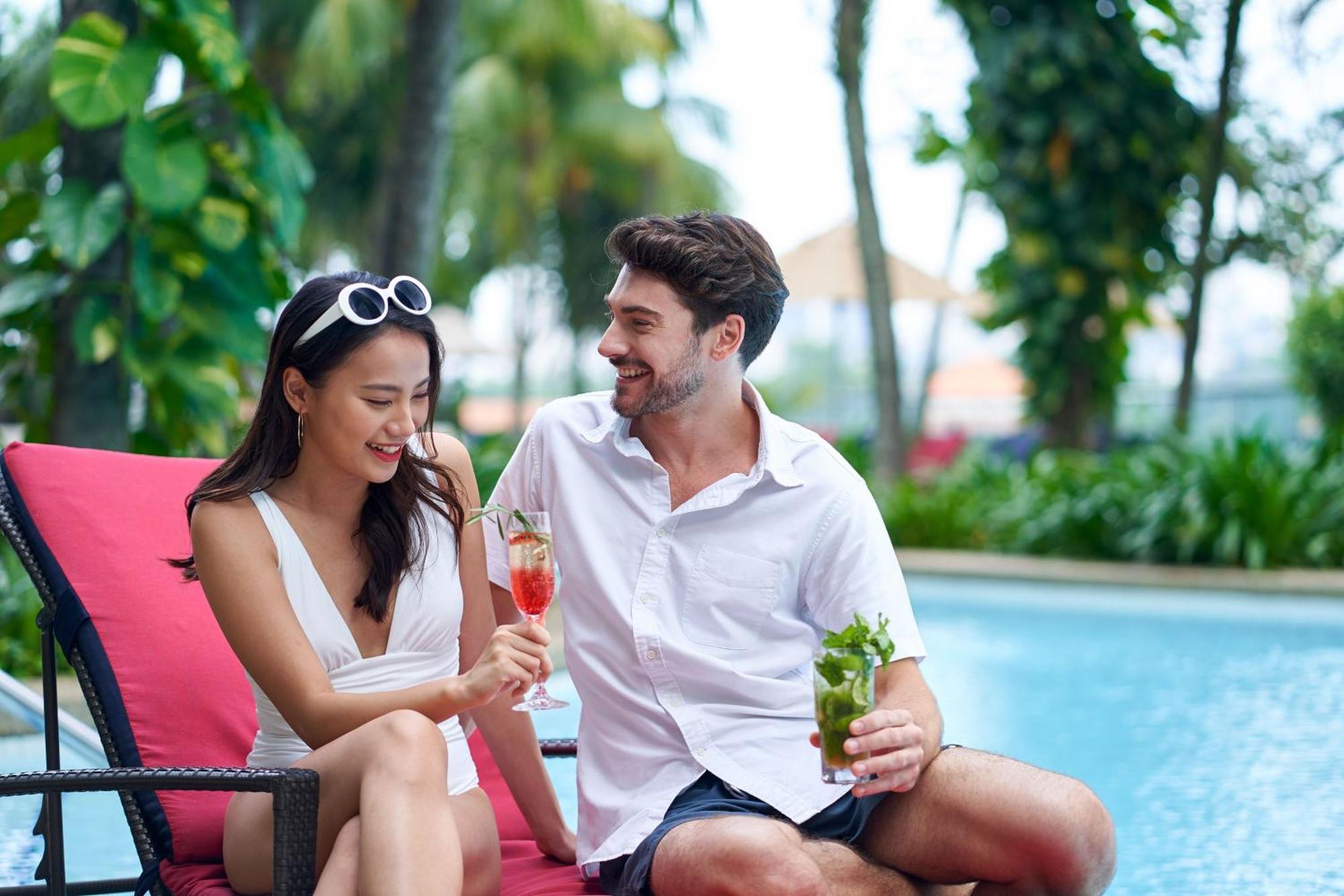 Le Meridien Kuala Lumpur Exterior photo A couple at a poolside lounge