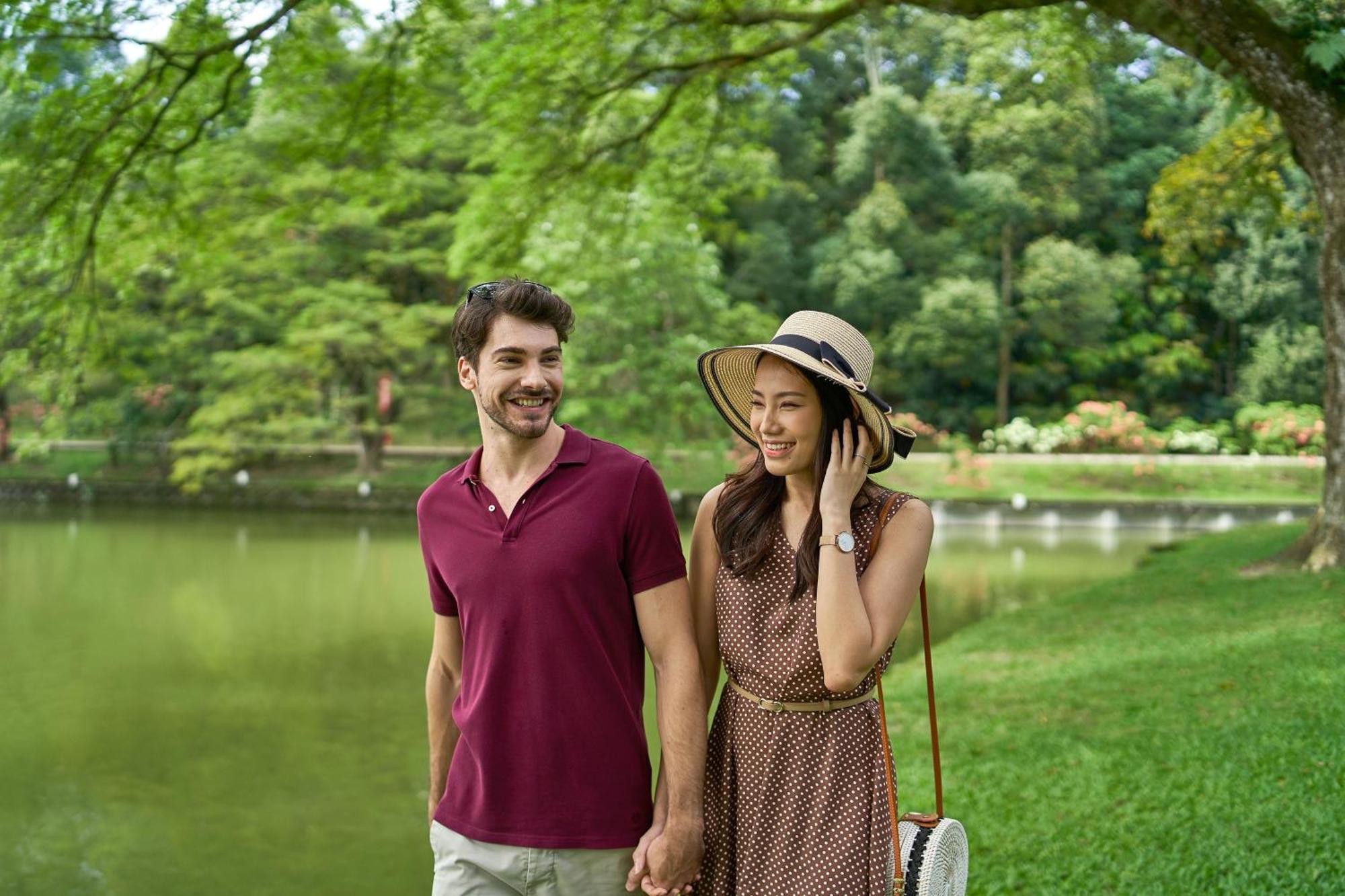 Le Meridien Kuala Lumpur Exterior photo A couple at the park