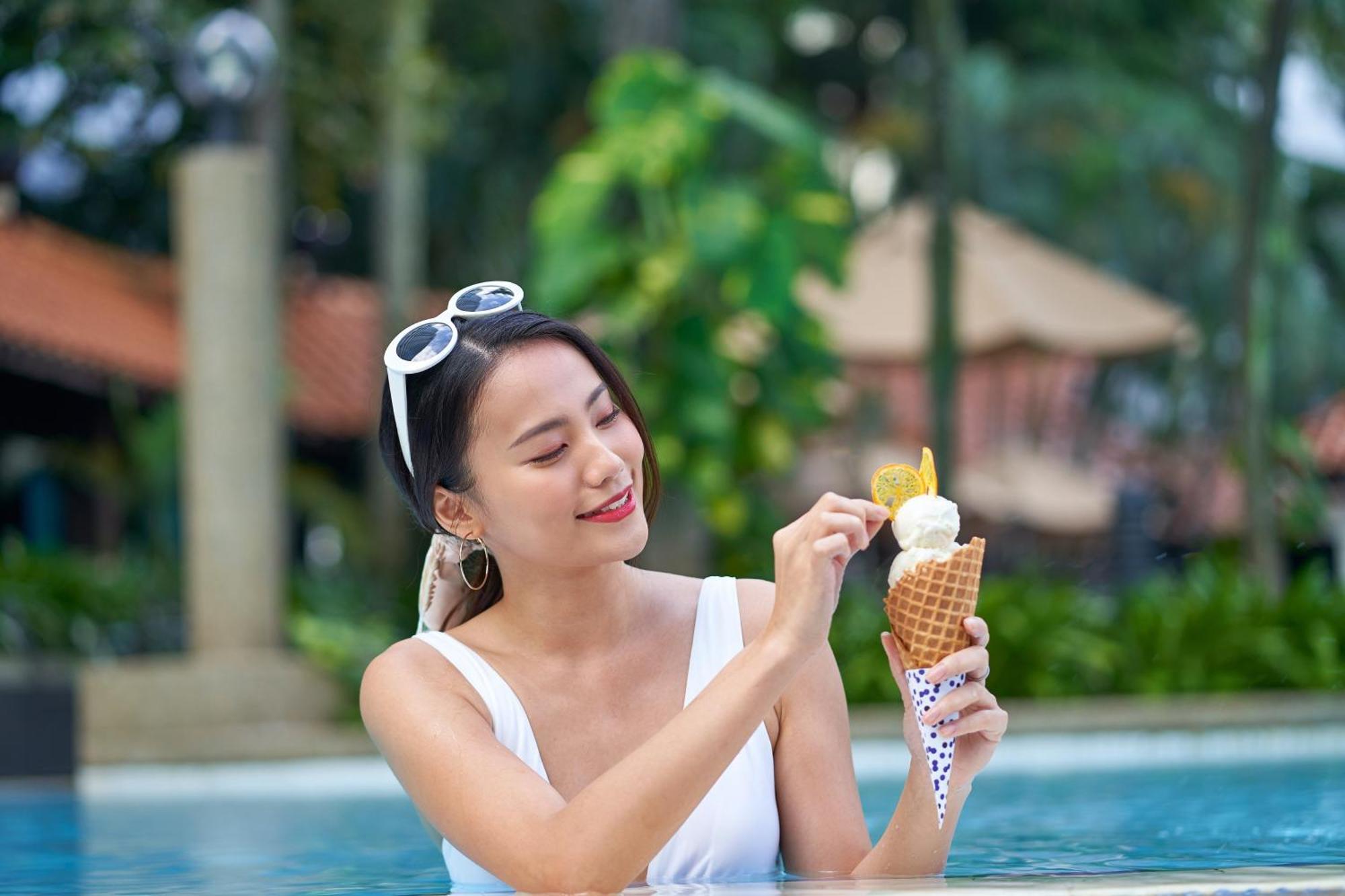 Le Meridien Kuala Lumpur Exterior photo A woman eating ice cream