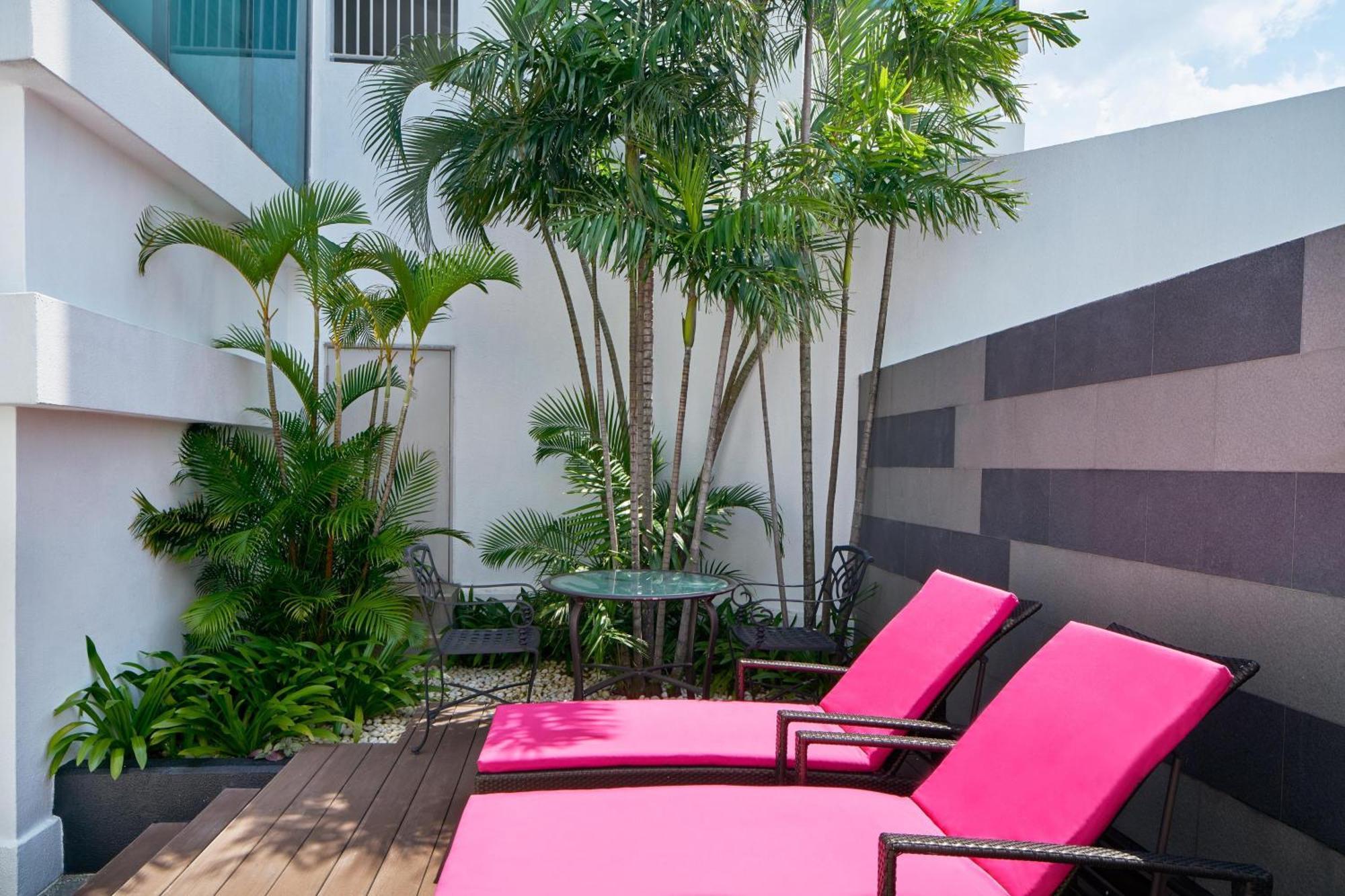 Le Meridien Kuala Lumpur Exterior photo The hotel's pool