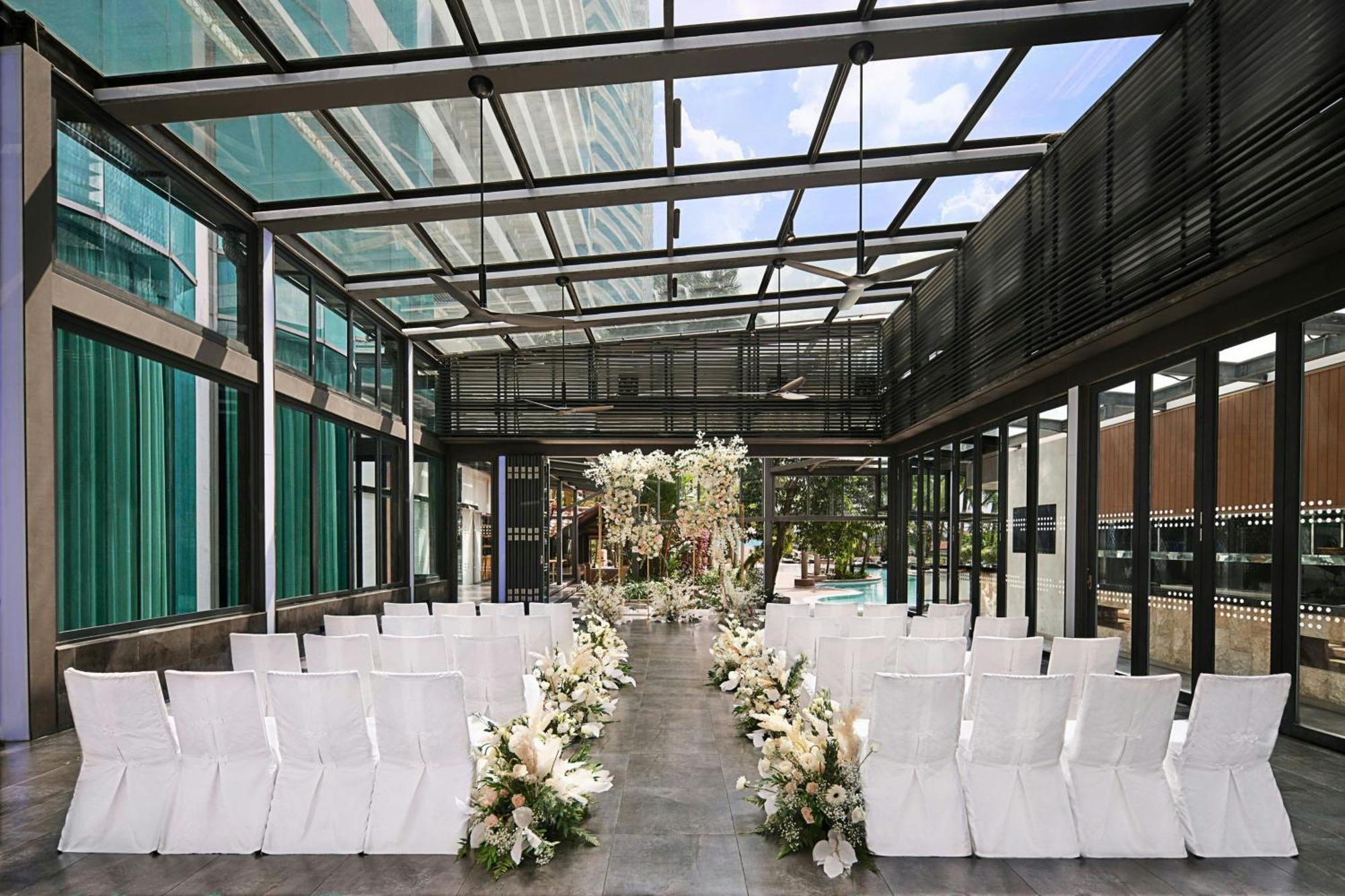 Le Meridien Kuala Lumpur Exterior photo The Glasshouse
